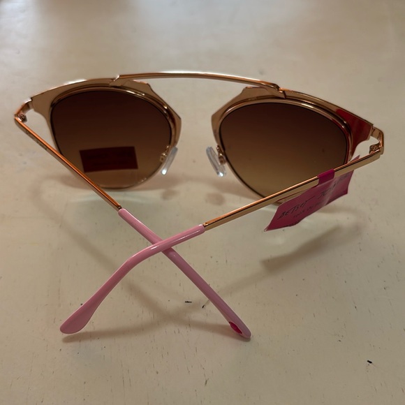 Betsey Johnson sunglasses - Picture 2 of 5
